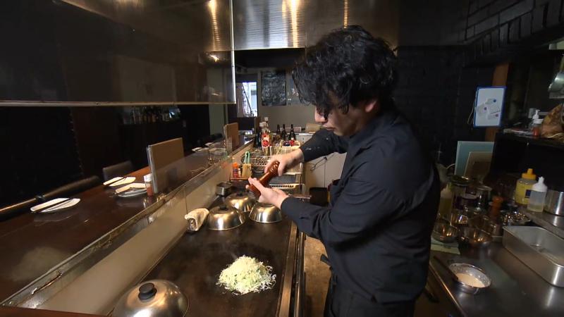 鉄板で焼く調理風景