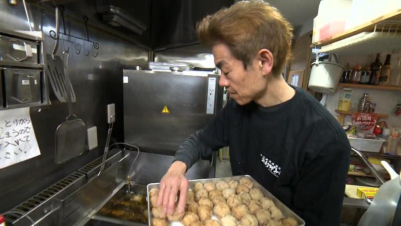 唐揚げの調理風景