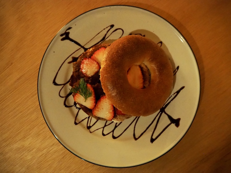 イチゴとティラミスのベーグル