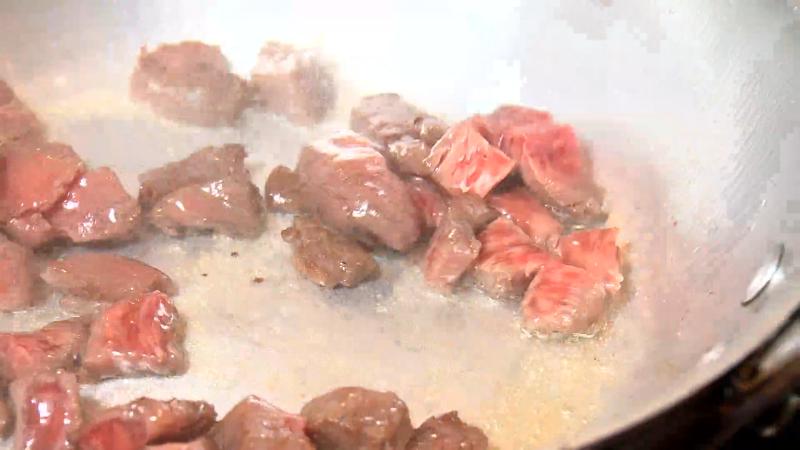 峯野牛を炒める調理風景