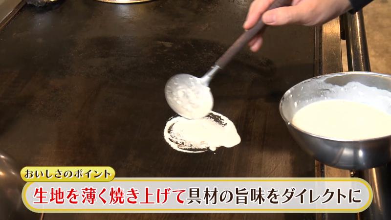 生地はクレープのように薄く焼き上げる