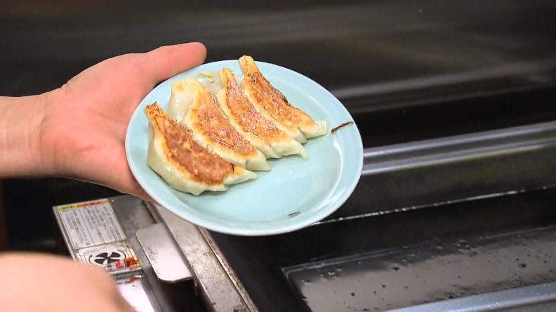 餃子を焼く工程　調理風景