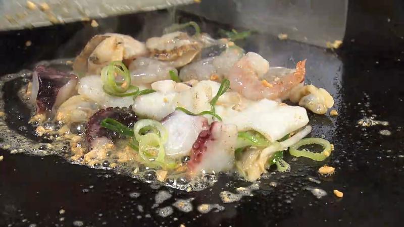 ガーリックライスの調理風景