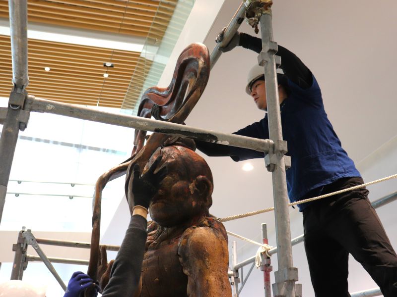 仁王像の修復作業