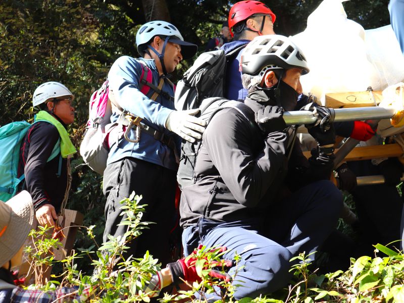 仁王像の運搬作業