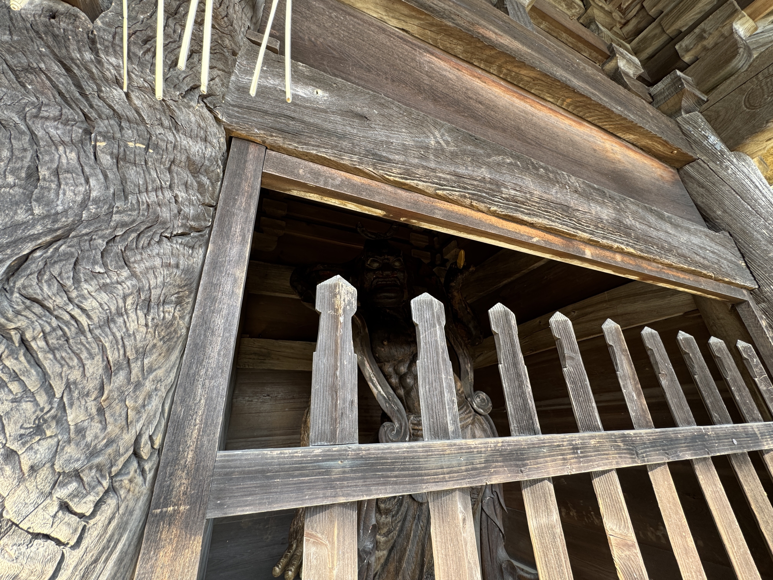 山門に戻った仁王像