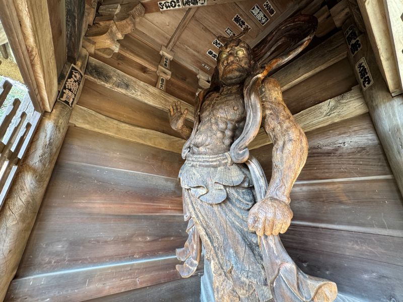 山門に戻った仁王像