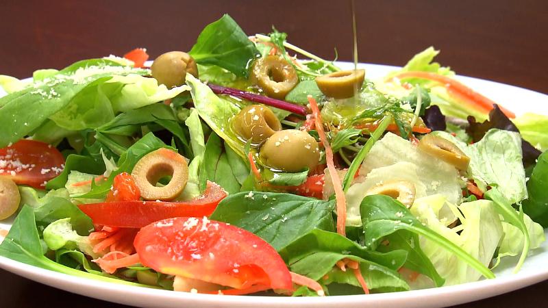 オリーブオイルをかけたサラダ