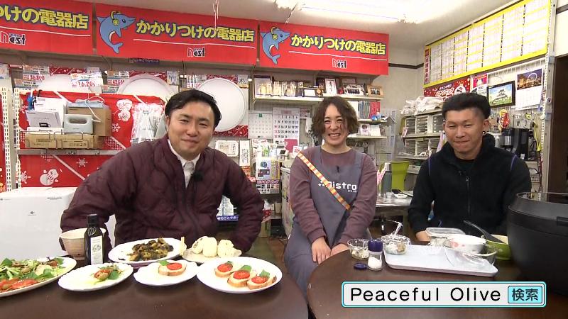 料理を囲む　左)にむらあつとリポーター　中央)妻・啓子さん　右)Peaceful Olive 代表・松本達弥さん