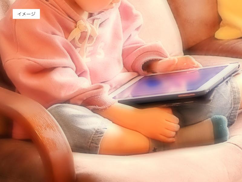 イメージ：1人で遊ぶ子供