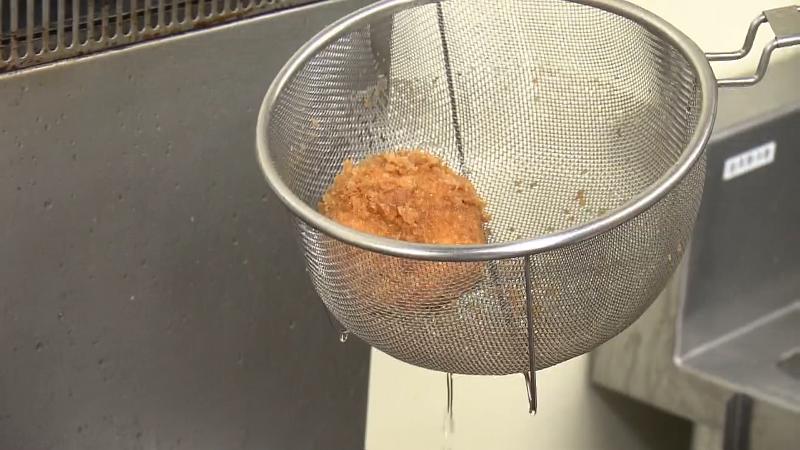 夢咲牛メンチカツを揚げている