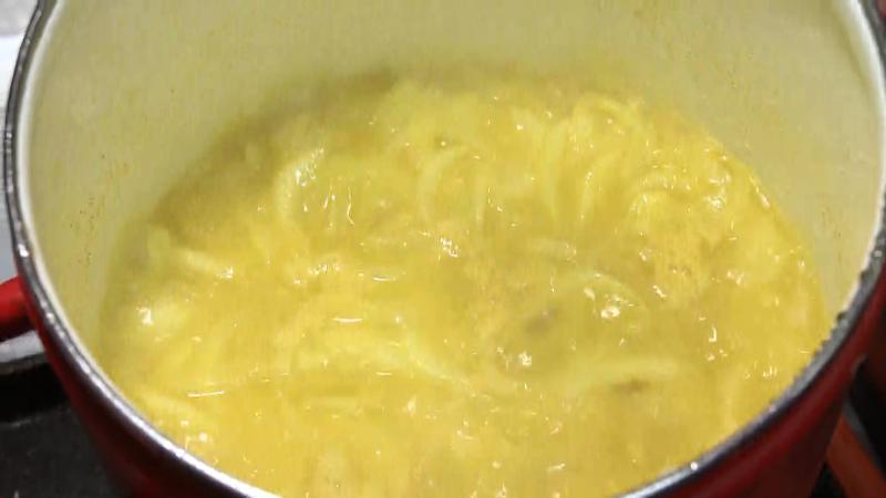 タマネギ・鶏肉・スパイスを数時間煮込んだスープ