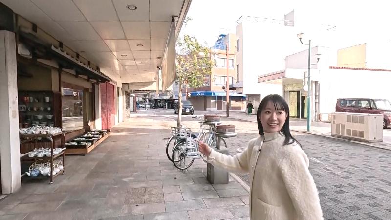 商店街を歩く室伏アナ
