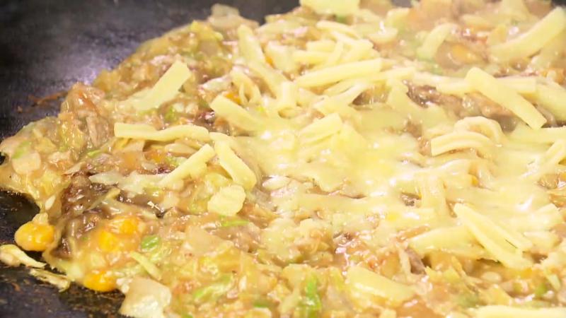カレーもんじゃ焼き(1628円)　チーズトッピング