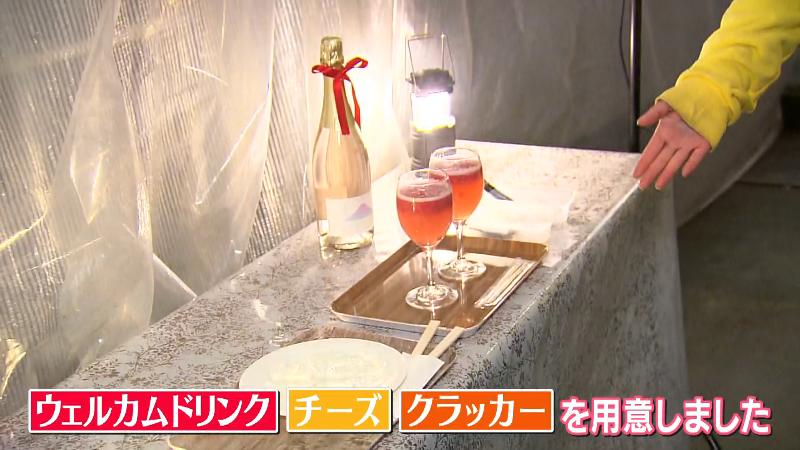 ナイトイチゴ狩り限定のウェルカムドリンク、チーズ、クラッカー