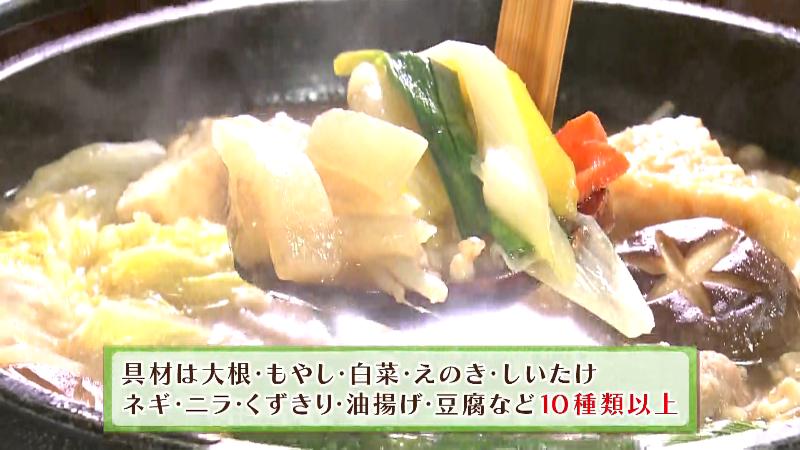 具材は大根・モヤシ・白菜・エノキ・シイタケ・ネギ・ニラ・くずきり・油揚げ・豆腐など10種類以上