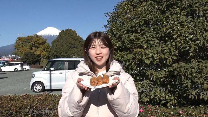 いなりずしを持つ大森アナウンサー