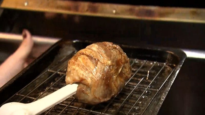 THEマンガ肉をオーブンから出す