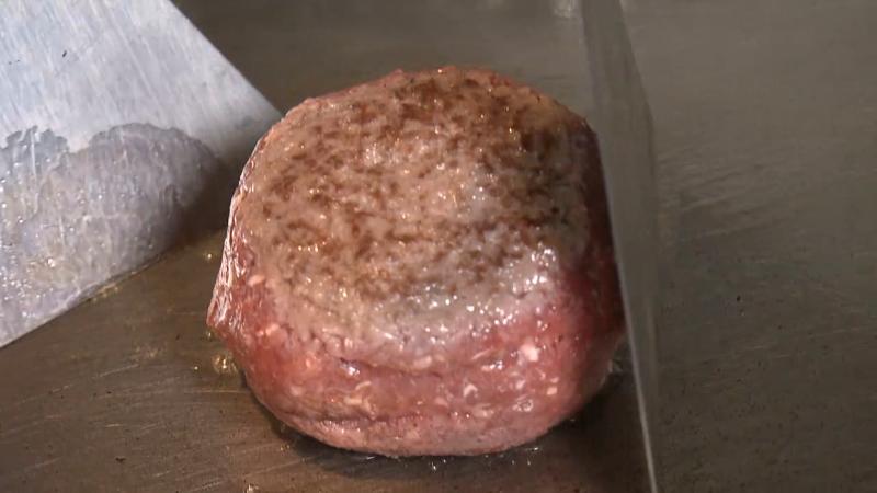 ハンバーグを焼く調理風景