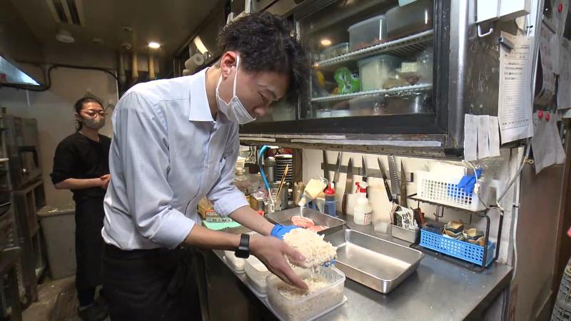 カツの調理風景