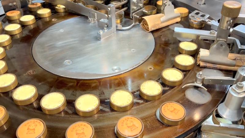 カステラ饅頭製造風景