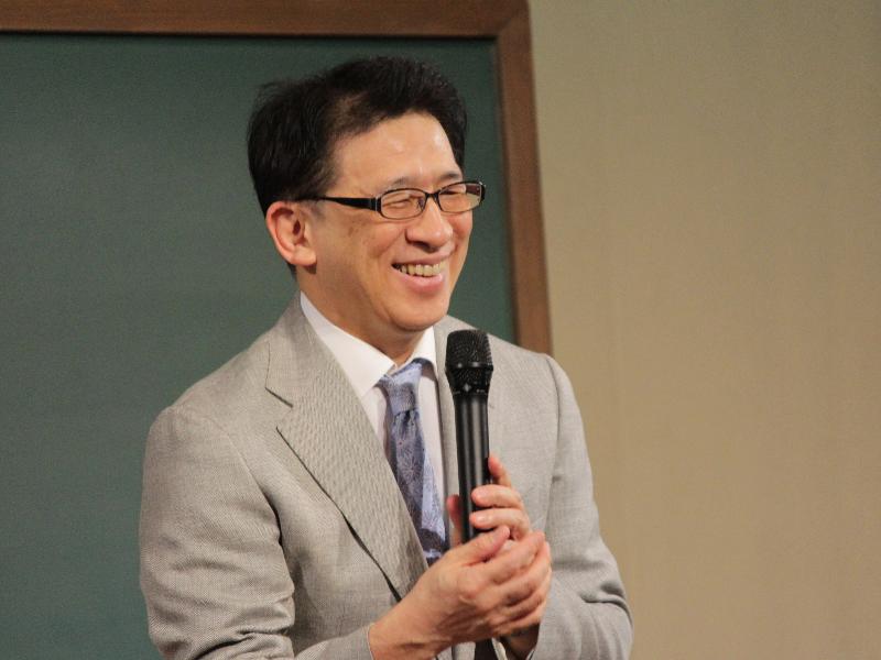 講演する齋藤孝さん