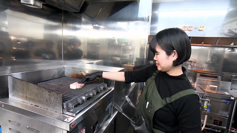 豚肉のグリル　調理風景