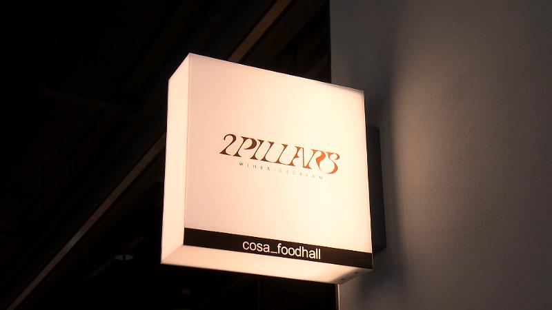 2PILLARSの看板