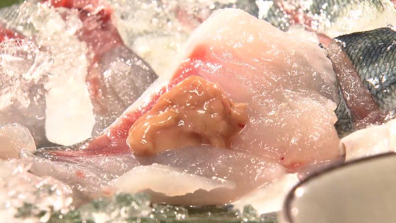 サバの刺身に肝を乗せて