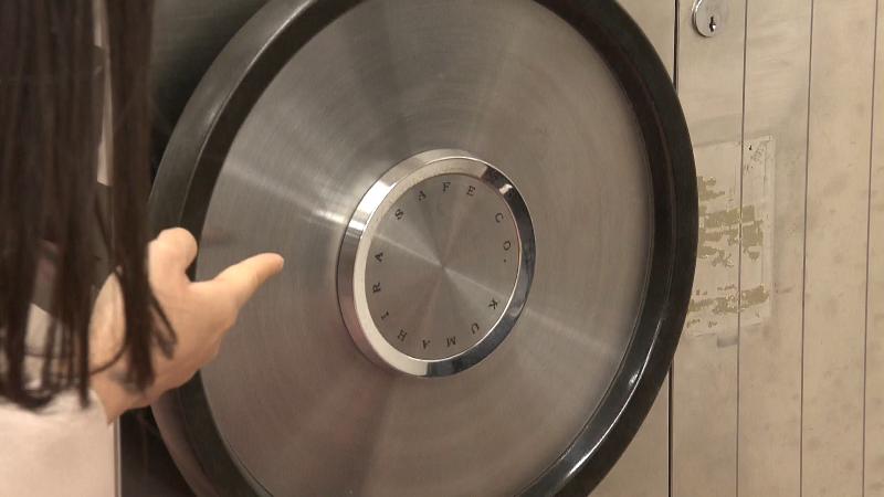 金庫の扉にあるハンドル