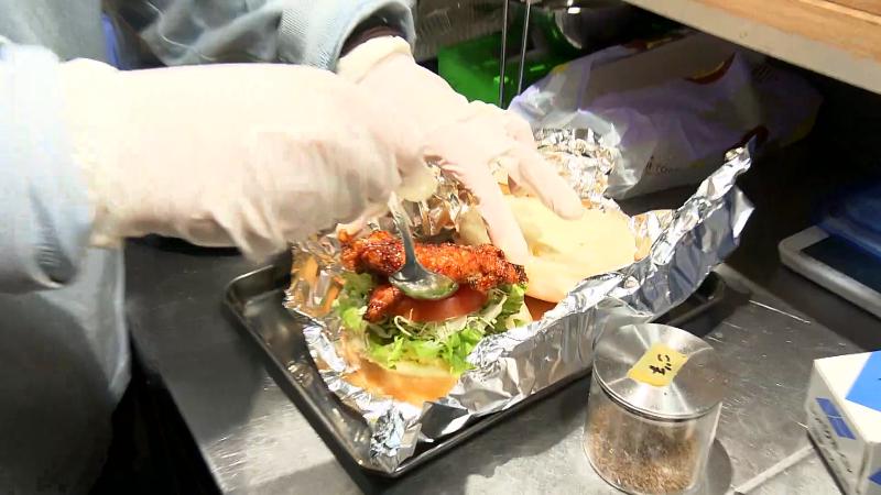 唐揚げバーガーの調理風景