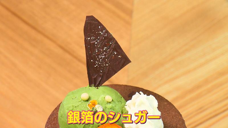 パフェの上には銀箔のシュガーが乗ったチョコレート