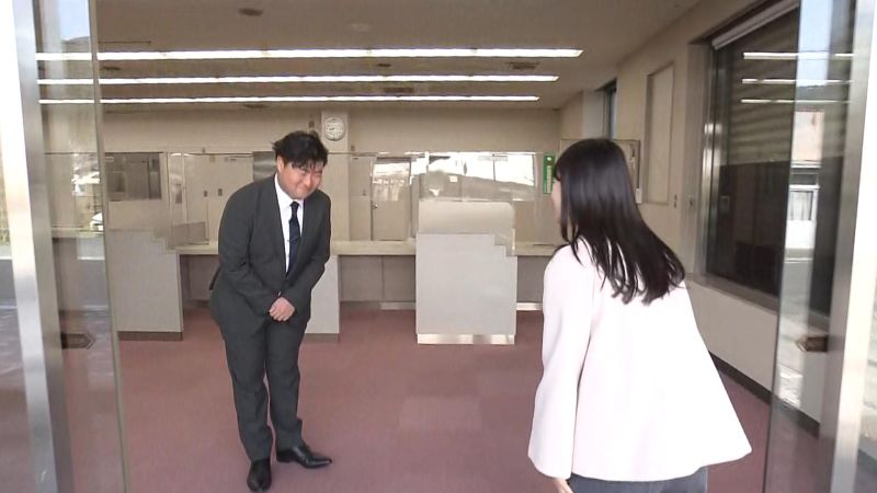 元銀行の貸物件の入り口に立つ加冷さん