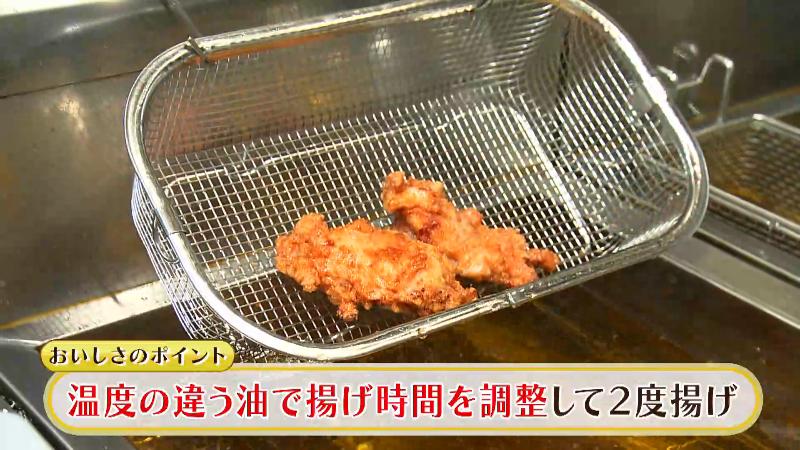唐揚げを揚げている