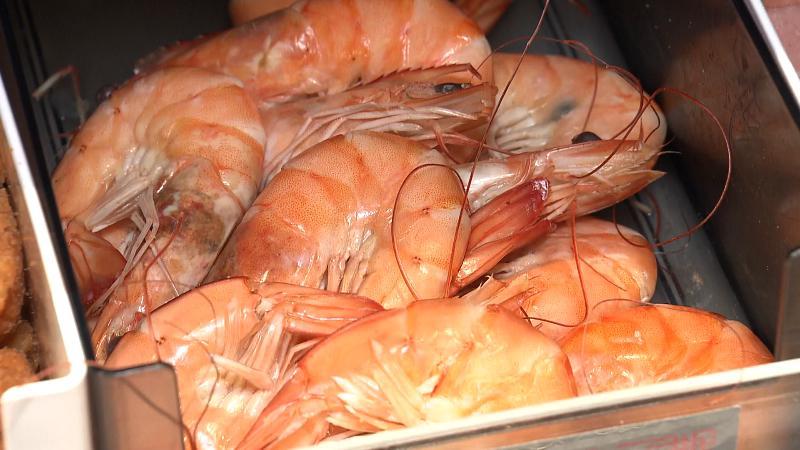 ショーケースの中に並ぶ具材　エビ