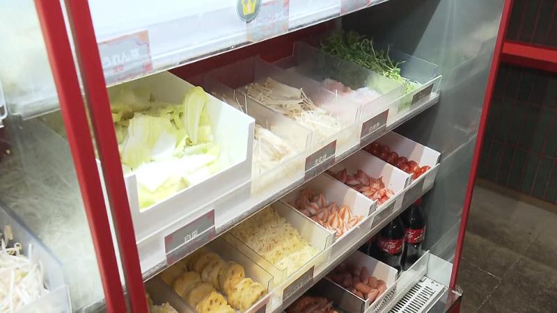 ショーケースの中に並ぶ具材