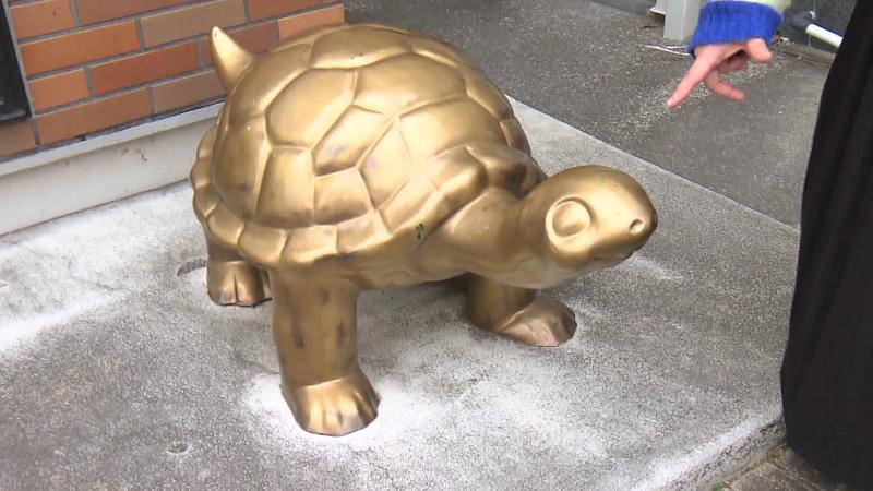 美容室の金のカメ