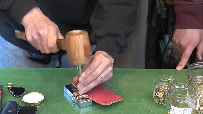 ランドセルリメークの作業風景