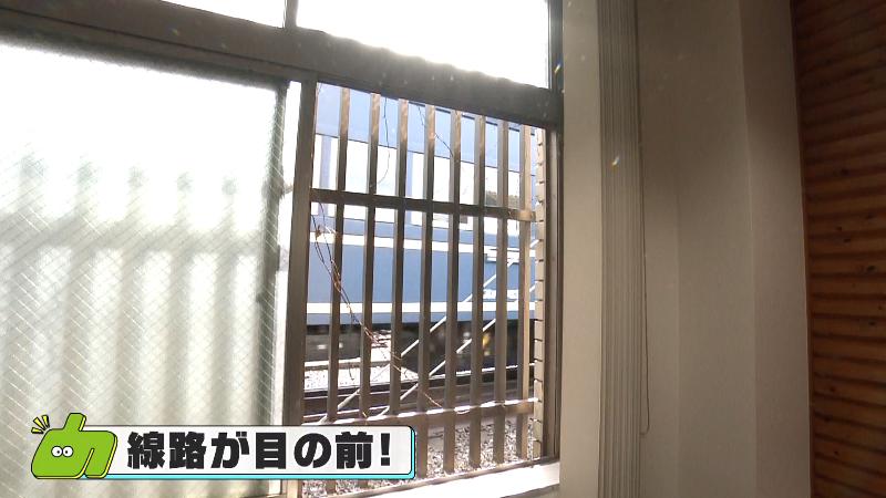 窓のすぐ外を電車が通過