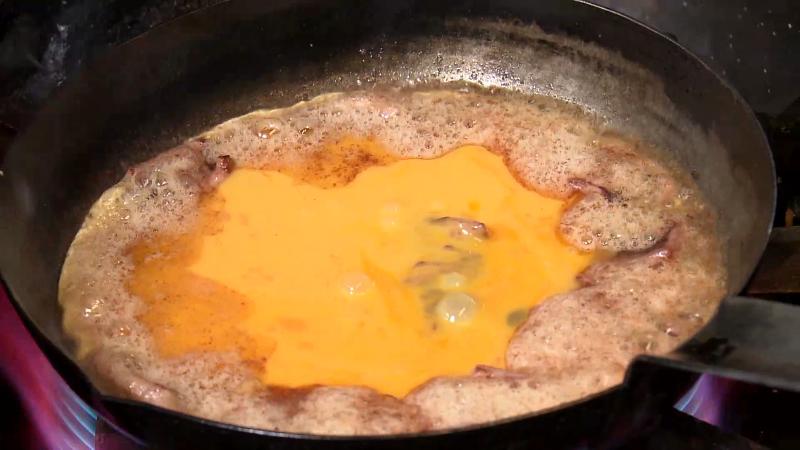 卵の部分の調理風景