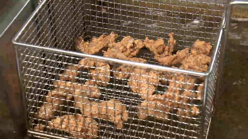 マグロの唐揚げ　調理風景