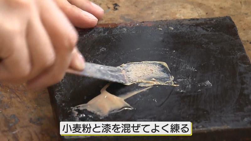 漆と小麦粉をよく練る