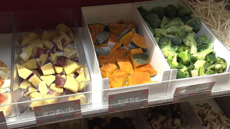 ショーケースの中に並ぶ具材　野菜