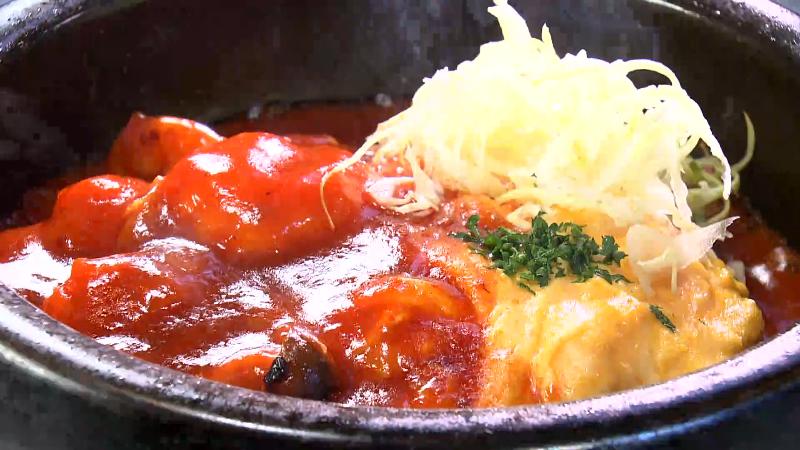 エビチリ煮陶板オムライス(1925円)