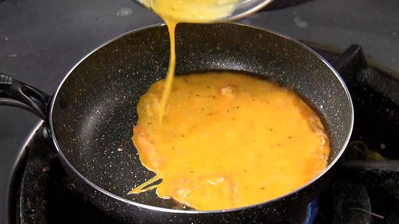 オムライスの卵をつくる調理風景