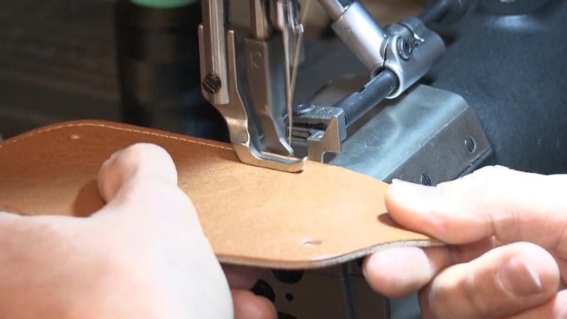 ランドセルリメークの作業風景