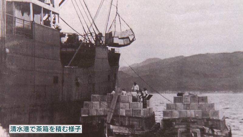 清水港で茶葉を積む様子