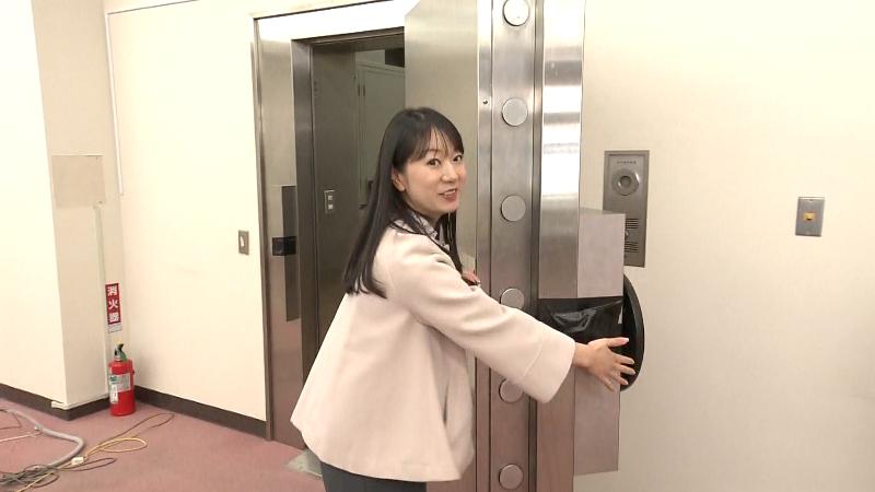金庫の扉を抱える室伏アナウンサー
