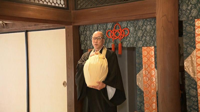 つぼを持って現れた千葉住職