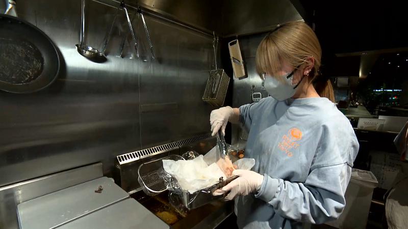 唐揚げを揚げる　調理風景